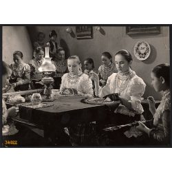   Nagyobb méret, Szendrő István fotóművészeti alkotása. Lányok az asztal körül népviseletben, hímzés közben, 1930-as évek. Eredeti, pecséttel jelzett fotó, papírkép. Dekorációnak, ajándéknak is kiváló.