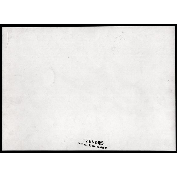 Nagyobb méret, Szendrő István fotóművészeti alkotása. Lányok az asztal körül népviseletben, hímzés közben, 1930-as évek. Eredeti, pecséttel jelzett fotó, papírkép. Dekorációnak, ajándéknak is kiváló.