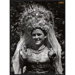 Nagyobb méret, Szendrő István fotóművészeti alkotása. Lány népviseletben, 1930-as évek. Eredeti, pecséttel jelzett fotó, papírkép, Agfa Brovira papíron. Dekorációnak, ajándéknak is kiváló.