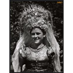   Nagyobb méret, Szendrő István fotóművészeti alkotása. Lány népviseletben, 1930-as évek. Eredeti, pecséttel jelzett fotó, papírkép, Agfa Brovira papíron. Dekorációnak, ajándéknak is kiváló.