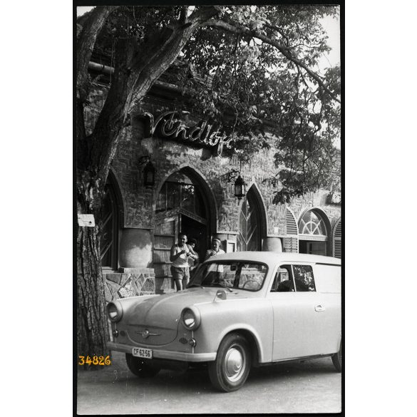 Trabant személygépkocsi a Véndiófa vendéglő előtt, Balatonszárszó, Balaton, jármű, személygépkocsi, közlekedés, vendéglátás, üzlet, kocsma, helytörténet, 1963, 1960-as évek, Eredeti fotó, papírkép.   