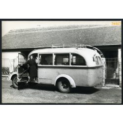   Hölgy Rába Super (Opel Blitz?) autóbuszon, magyar rendszám, busz, jármű, közlekedés, 1940-es évek, Eredeti fotó, papírkép. 