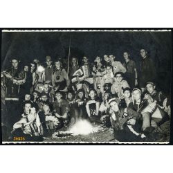   Magyar cserkészek indián jelmezben a tűz körül, egyenruha, 1930-as évek, Eredeti fotó, ritka papírkép. 