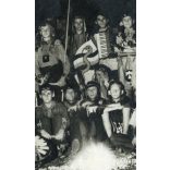 Magyar cserkészek indián jelmezben a tűz körül, egyenruha, 1930-as évek, Eredeti fotó, ritka papírkép. 