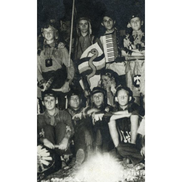 Magyar cserkészek indián jelmezben a tűz körül, egyenruha, 1930-as évek, Eredeti fotó, ritka papírkép. 