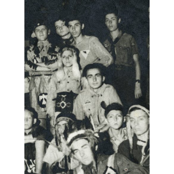 Magyar cserkészek indián jelmezben a tűz körül, egyenruha, 1930-as évek, Eredeti fotó, ritka papírkép. 