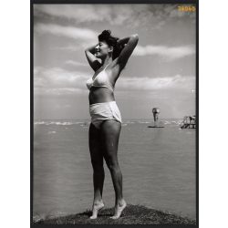   Nagyobb méret, Szendrő István fotóművészeti alkotása. Siófok, Balaton, nő fürdőruhában, 1930-as évek. Eredeti, pecséttel jelzett fotó, papírkép, Agfa Brovira papíron. Dekorációnak, ajándéknak is kivál