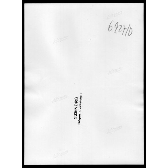 Nagyobb méret, Szendrő István fotóművészeti alkotása. Siófok, Balaton, nő fürdőruhában, 1930-as évek. Eredeti, pecséttel jelzett fotó, papírkép, Agfa Brovira papíron. Dekorációnak, ajándéknak is kivál