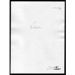 Nagyobb méret, Szendrő István fotóművészeti alkotása. Kalocsa, Bács-Kiskun megye, falfestés népviseletben, 1940-es évek. Eredeti, pecséttel jelzett fotó, papírkép, Agfa Brovira papíron. 