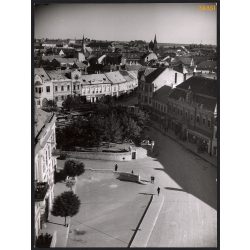   Nagyobb méret, Szendrő István fotóművészeti alkotása. Veszprém, 1940. Eredeti, pecséttel jelzett fotó, papírkép, Agfa Brovira papíron. Dekorációnak, ajándéknak is kiváló.