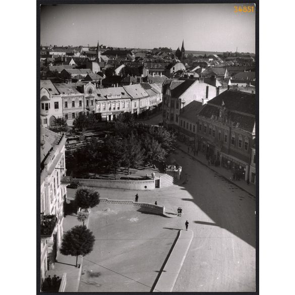 Nagyobb méret, Szendrő István fotóművészeti alkotása. Veszprém, 1940. Eredeti, pecséttel jelzett fotó, papírkép, Agfa Brovira papíron. Dekorációnak, ajándéknak is kiváló.