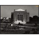 Nagyobb méret, Szendrő István fotóművészeti alkotása. Szombathelyi református gyülekezet temploma, 1940-es évek. Eredeti, pecséttel jelzett fotó, papírkép. Dekorációnak, ajándéknak is kiváló.