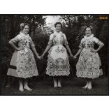 Nagyobb méret, Szendrő István fotóművészeti alkotása. Asszonyok kalocsai népviseletben, Bács-Kiskun megye, néprajz, 1930-as évek. Eredeti, pecséttel jelzett fotó, papírkép, Agfa Brovira papíron. Dekor