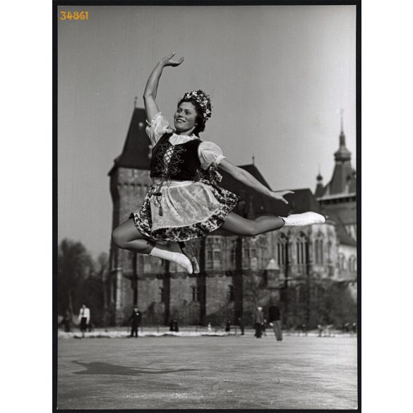Nagyobb méret, Szendrő István fotóművészeti alkotása. Műkorcsolyázó a Városligetben, Budapest, magyaros ruha, sport, 1930-as évek. Eredeti, pecséttel jelzett fotó, papírkép, Agfa Brovira papíron. Deko