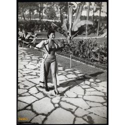   Nagyobb méret, Szendrő István fotóművészeti alkotása. Hölgy modern strandruhában, Budapest, Margitsziget, fürdőruha, divat, 1930-as évek. Eredeti, pecséttel jelzett fotó, papírkép. Dekorációnak, ajánd