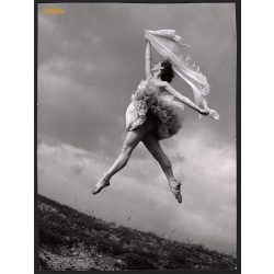   Nagyobb méret, Szendrő István fotóművészeti alkotása. Balerina a föld felett fátyollal, tánc, művész, 1930-as évek. Eredeti, pecséttel jelzett fotó, papírkép, Agfa Brovira papíron. Dekorációnak, ajánd