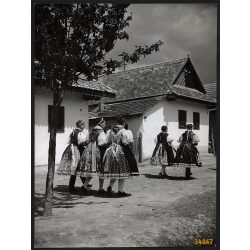   Nagyobb méret, Szendrő István fotóművészeti alkotása. Lányok, népviseletben, Kazár, Nógrád megye, falu, néprajz, 1930-as évek. Eredeti, pecséttel jelzett fotó, papírkép, Agfa Brovira papíron. Dekorác