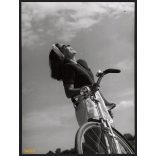 Nagyobb méret, Szendrő István fotóművészeti alkotása. lány biciklivel, kerékpár, jármű, közlekedés, zsáner, 1930-as évek. Eredeti, pecséttel jelzett fotó, papírkép, Agfa Brovira papíron. Dekorációnak,