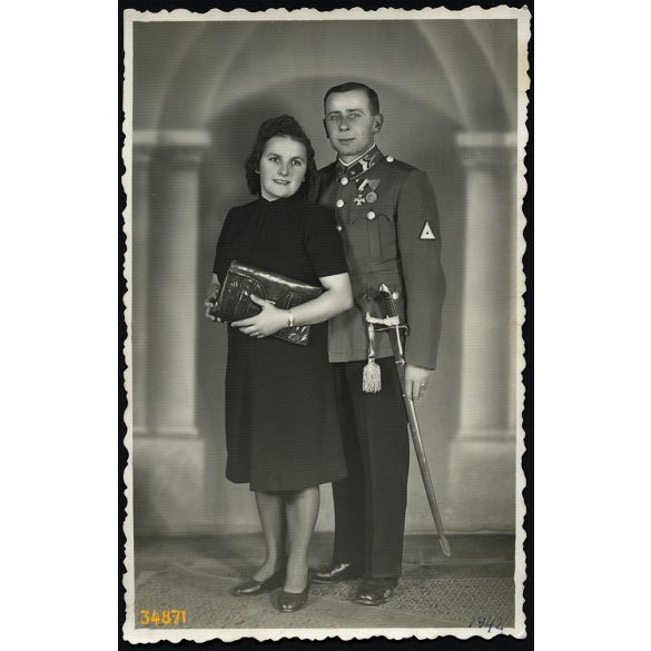 Hivatásos őrmester feleségével, katona, egyenruha, kard, Szolnok, 2. világháború, 1942, 1940-es évek. Eredeti fotó, papírkép. 
