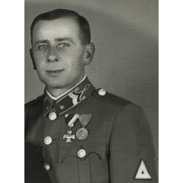 Hivatásos őrmester feleségével, katona, egyenruha, kard, Szolnok, 2. világháború, 1942, 1940-es évek. Eredeti fotó, papírkép. 