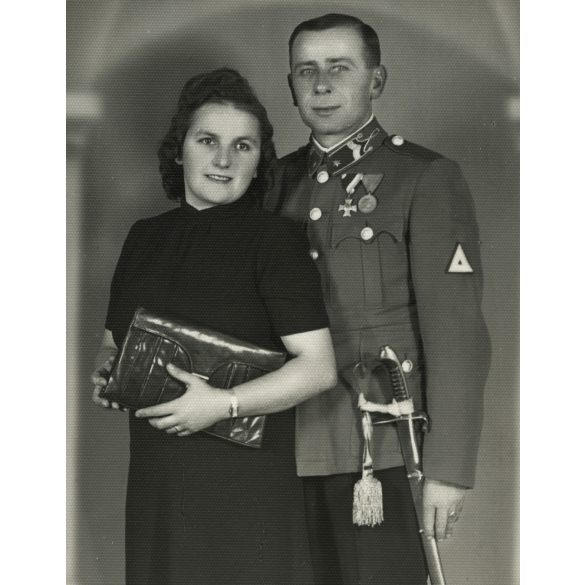 Hivatásos őrmester feleségével, katona, egyenruha, kard, Szolnok, 2. világháború, 1942, 1940-es évek. Eredeti fotó, papírkép. 