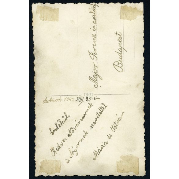 Hivatásos őrmester feleségével, katona, egyenruha, kard, Szolnok, 2. világháború, 1942, 1940-es évek. Eredeti fotó, papírkép. 