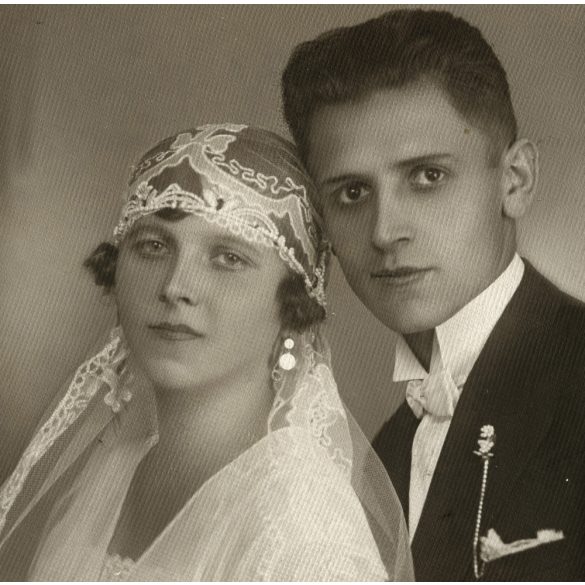 Szipál műterem, Szolnok, eküvő, menyasszony, vőlegény, 1930, 1930-as évek. Eredeti fotó, mélynyomóval jelzett papírkép.  
