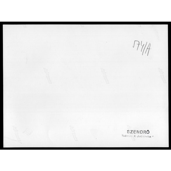 Nagyobb méret, Szendrő István fotóművészeti alkotása. Kisrepülőkkel, robbanómotoros repülőmodell verseny, bemutató, 1930-as évek. Eredeti, pecséttel jelzett fotó, papírkép, Agfa Brovira papíron. Dekor