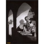 Nagyobb méret, Szendrő István fotóművészeti alkotása. Kislány kiscicával, falu, néprajz, zsáner, 1930-as évek. Eredeti, pecséttel jelzett fotó, papírkép, Agfa Brovira papíron. Dekorációnak, ajándéknak