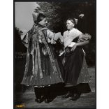 Nagyobb méret, Szendrő István fotóművészeti alkotása. Galgahévíz, Pest megye, asszonyok palócok népviseletben, néprajz, helytörténet, 1930-as évek. Eredeti, pecséttel jelzett fotó, papírkép, Agfa Brov
