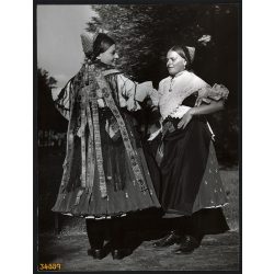   Nagyobb méret, Szendrő István fotóművészeti alkotása. Galgahévíz, Pest megye, asszonyok palócok népviseletben, néprajz, helytörténet, 1930-as évek. Eredeti, pecséttel jelzett fotó, papírkép, Agfa Brov