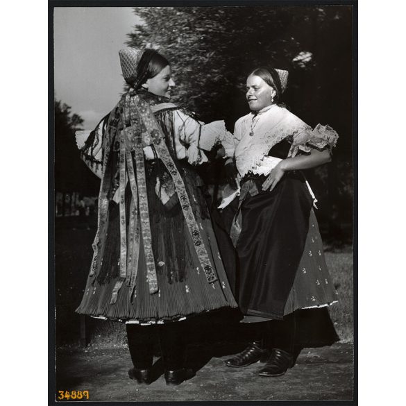 Nagyobb méret, Szendrő István fotóművészeti alkotása. Galgahévíz, Pest megye, asszonyok palócok népviseletben, néprajz, helytörténet, 1930-as évek. Eredeti, pecséttel jelzett fotó, papírkép, Agfa Brov