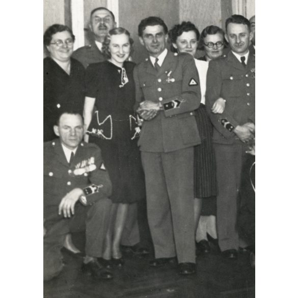 Havel fotószalon, Budapest, Magyar Királyi folyamőrség tisztjei egyenruhában, érdemrend, kitüntetés, katona, 2. világháború, 1940-es évek, Eredeti nagyobb méretű pecséttel jelzett fotó, papírkép. 