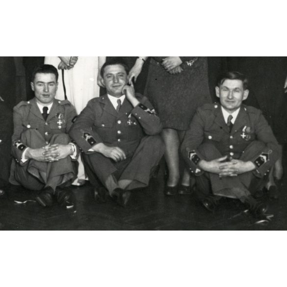 Havel fotószalon, Budapest, Magyar Királyi folyamőrség tisztjei egyenruhában, érdemrend, kitüntetés, katona, 2. világháború, 1940-es évek, Eredeti nagyobb méretű pecséttel jelzett fotó, papírkép. 