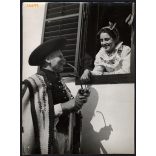 Nagyobb méret, Szendrő István fotóművészeti alkotása. Csikós pipával, népviselet, árnyék, falu, 1930-as évek. Eredeti, pecséttel jelzett fotó, papírkép. Dekorációnak, ajándéknak is kiváló.