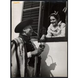   Nagyobb méret, Szendrő István fotóművészeti alkotása. Csikós pipával, népviselet, árnyék, falu, 1930-as évek. Eredeti, pecséttel jelzett fotó, papírkép. Dekorációnak, ajándéknak is kiváló.