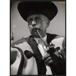 Nagyobb méret, Szendrő István fotóművészeti alkotása. Hortobágyi pásztor pipával, bajusz, népviselet, néprajz, zsáner, foglalkozás, helytörténet, 1930-as évek. Eredeti, pecséttel jelzett fotó, papírké