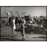 Nagyobb méret, Szendrő István fotóművészeti alkotása. robbanómotoros repülőmodellek bemutató-versenye, sport, 1930-as évek. Eredeti, pecséttel jelzett fotó, papírkép, Agfa Brovira papíron. Dekorációna