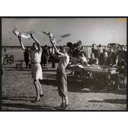   Nagyobb méret, Szendrő István fotóművészeti alkotása. robbanómotoros repülőmodellek bemutató-versenye, sport, 1930-as évek. Eredeti, pecséttel jelzett fotó, papírkép, Agfa Brovira papíron. Dekorációna