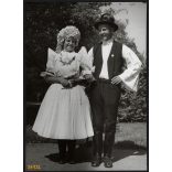 Nagyobb méret, Szendrő István fotóművészeti alkotása. Palócok népviseletben, Nagyréde, Heves megye, néprajz, helytörténet, 1930-as évek. Eredeti, pecséttel jelzett fotó, papírkép, Agfa Brovira papíron