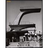 Nagyobb méret, Szendrő István fotóművészeti alkotása. Nemzeti Sportuszoda, Budapest, Margit-sziget, sport, strand, fürdőruha,  műugró torony, 1930-as évek. Eredeti, pecséttel jelzett fotó, papírkép, A