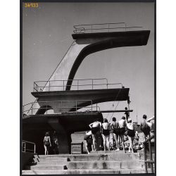   Nagyobb méret, Szendrő István fotóművészeti alkotása. Nemzeti Sportuszoda, Budapest, Margit-sziget, sport, strand, fürdőruha,  műugró torony, 1930-as évek. Eredeti, pecséttel jelzett fotó, papírkép, A