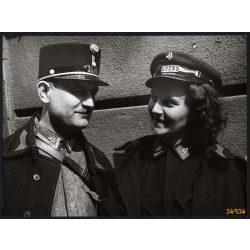   Nagyobb méret, Szendrő István fotóművészeti alkotása. Postások egyenruhában, Budapest, zsáner, 1930-as évek. Eredeti, pecséttel jelzett fotó, papírkép, Agfa Brovira papíron. Dekorációnak, ajándéknak i