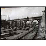 Nagyobb méret, Szendrő István fotóművészeti alkotása. A kerepesi úti 'Százlábú híd' újjáépítése a 2. világháború után, Budapest, közlekedés, 1945, 1940-es évek. Eredeti, pecséttel jelzett fotó, papírk