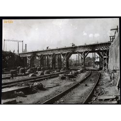  Nagyobb méret, Szendrő István fotóművészeti alkotása. A kerepesi úti 'Százlábú híd' újjáépítése a 2. világháború után, Budapest, közlekedés, 1945, 1940-es évek. Eredeti, pecséttel jelzett fotó, papírk