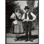 Nagyobb méret, Szendrő István fotóművészeti alkotása. Hosszúhetény, Baranya megye, pár népviseletben, néprajz, helytörténet 1930-as évek. Eredeti, pecséttel jelzett fotó, papírkép, Agfa Brovira papíro