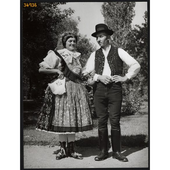 Nagyobb méret, Szendrő István fotóművészeti alkotása. Hosszúhetény, Baranya megye, pár népviseletben, néprajz, helytörténet 1930-as évek. Eredeti, pecséttel jelzett fotó, papírkép, Agfa Brovira papíro