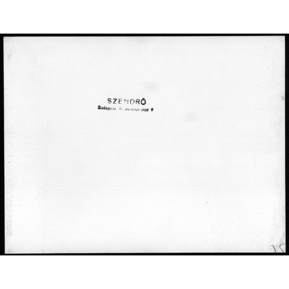 Nagyobb méret, Szendrő István fotóművészeti alkotása. Útkereszteződés cirill betűs táblákkal, Abony, Dormánd, Budapest, Kerecsend, Miskolc, Szilhalom, szétlőtt magtár, 2. világháború, 1945, 1940-es év