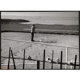 Nagyobb méret, Szendrő István fotóművészeti alkotása. Agyaggalamb lövészet, 1930-as évek. Eredeti, pecséttel jelzett fotó, papírkép, Agfa Brovira papíron. Dekorációnak, ajándéknak is kiváló. 