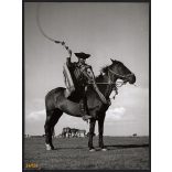Nagyobb méret, Szendrő István fotóművészeti alkotása. Csikós lóháton, ostorral, Hortobágy, foglalkozás, népviselet, néprajz, helytörténet, 1930-as évek. Eredeti, pecséttel jelzett fotó, papírkép, Agfa
